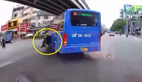 Vụ xe buýt vượt ẩu, gây tai nạn ở Q.Tân Bình: Tìm người điều khiển xe máy
