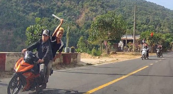 Vung dao chém ô tô đang chạy trên quốc lộ vì muốn... thể hiện với bạn