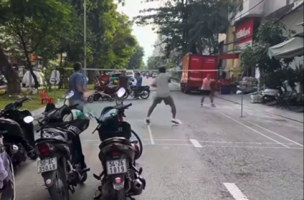 Xác minh clip ‘4 người giăng lưới đánh cầu lông giữa đường ở TPHCM’