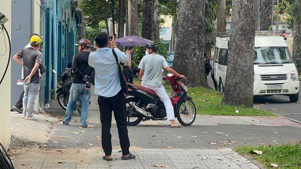 Xác minh nhóm người khiêng ‘quan tài’ diễu phố, nghi quảng cáo phản cảm