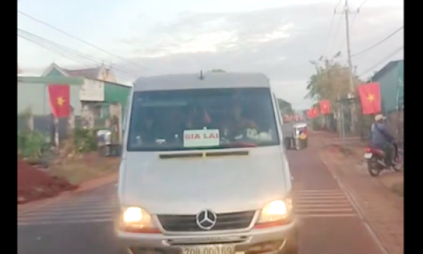 Xác minh vụ 2 xe khách 16 chỗ ‘tạt đầu’, chặn xe trên quốc lộ