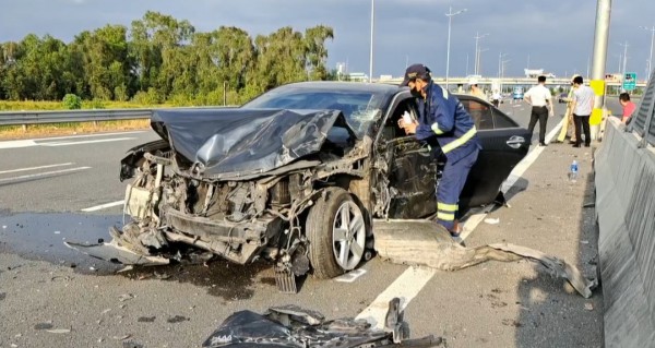 Xe Camry nát bét sau va chạm xe đầu kéo trên cao tốc, tài xế may mắn thoát chết Xe Camry nát bét sau va chạm xe đầu kéo trên cao tốc, tài xế may mắn thoát chết