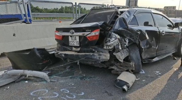 Xe Camry nát bét sau va chạm xe đầu kéo trên cao tốc, tài xế may mắn thoát chết