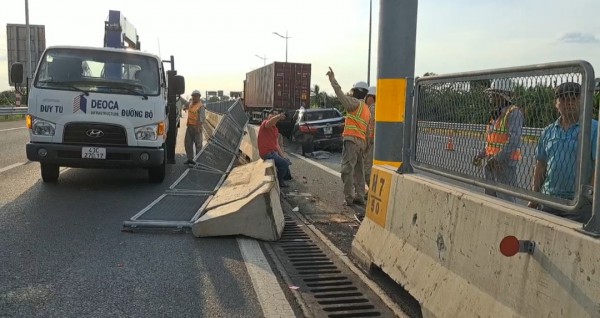 Xe Camry nát bét sau va chạm xe đầu kéo trên cao tốc, tài xế may mắn thoát chết Xe Camry nát bét sau va chạm xe đầu kéo trên cao tốc, tài xế may mắn thoát chết