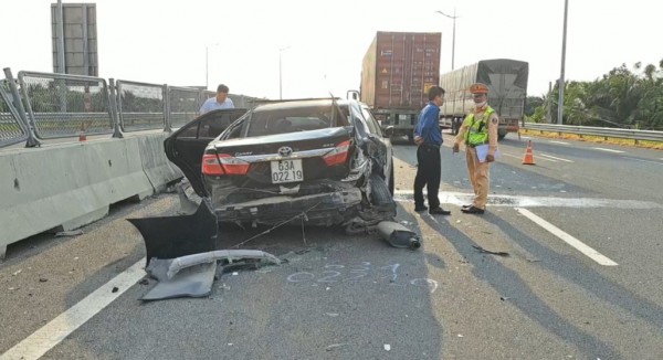 Xe Camry nát bét sau va chạm xe đầu kéo trên cao tốc, tài xế may mắn thoát chết