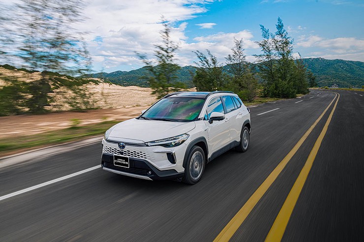 Xe Hybrid “gánh team”, Toyota đạt doanh số cao nhất lịch sử