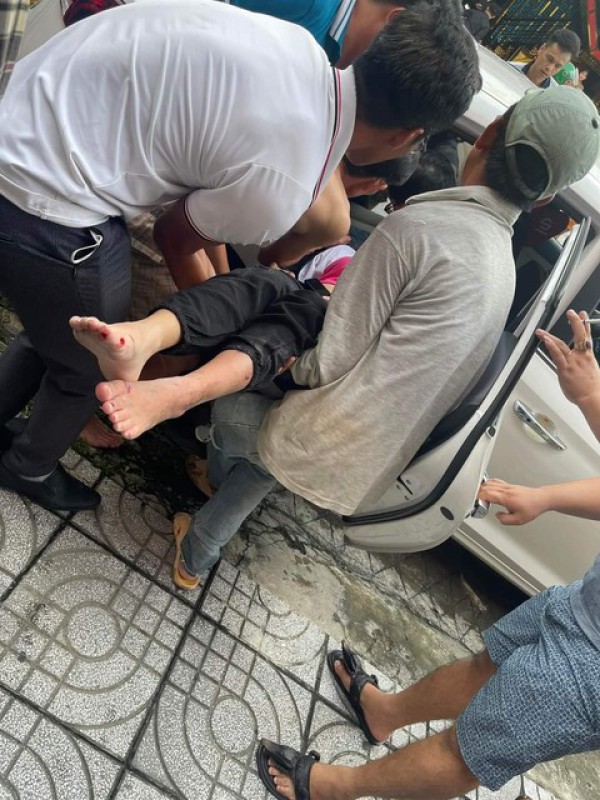 Xe bán tải gây tai nạn với xe máy khiến nữ công nhân bị thương, tài xế có độ cồn