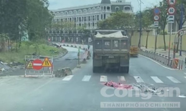 Xe ben cán nát xe đạp, người đàn ông mặc áo công trình xây dựng tử vong