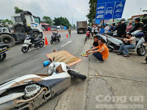 Xe ben chạy vào làn xe máy cán tử vong một phụ nữ