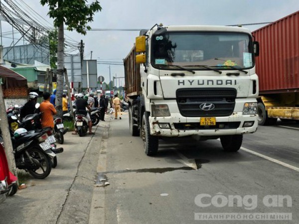 Xe ben chạy vào làn xe máy cán tử vong một phụ nữ