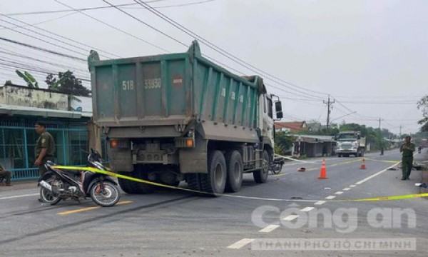 Xe ben húc văng xe máy chạy cùng chiều, cán qua chân người phụ nữ Xe ben húc văng xe máy chạy cùng chiều, cán qua chân người phụ nữ