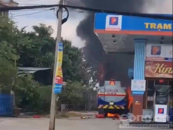 Xe bồn đang đậu trong cây xăng bất ngờ cháy ngùn ngụt