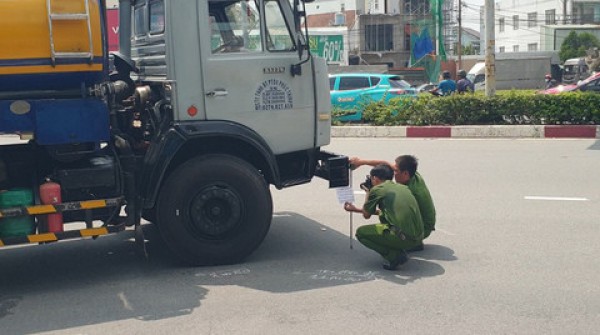 Xe bồn ôm cua cán tử vong một phụ nữ vừa đi khám bệnh về