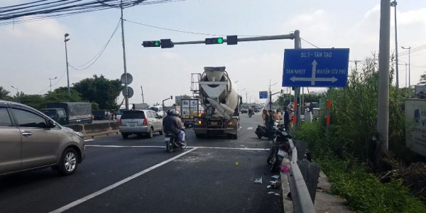 Xe bồn tông hàng loạt xe máy dừng chờ đèn đỏ, nhiều người bị thương