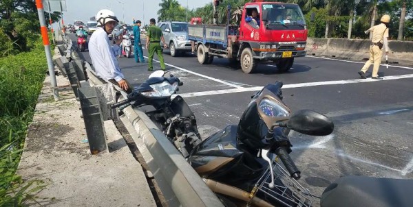 Xe bồn tông hàng loạt xe máy dừng chờ đèn đỏ, nhiều người bị thương