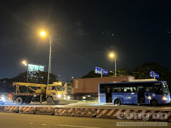 Xe buýt lao lên “ngồi” trên dải phân cách, tài xế nói bị xe taxi ‘giành đường’