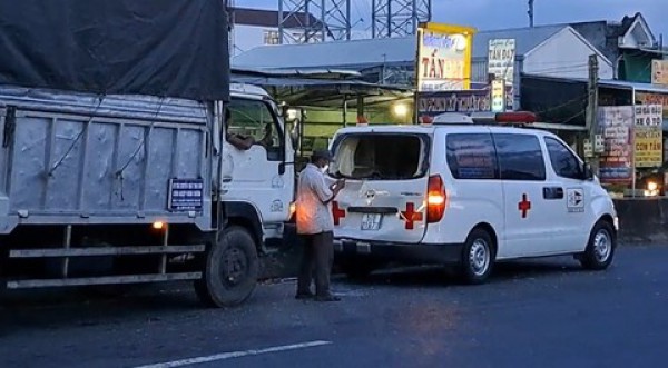 Xe cấp cứu đang vận chuyển bệnh nhân bị xe tải “dồn toa” tại ngã tư