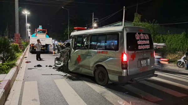 Xe cấp cứu tông đuôi xe tải chở bồn nước, 3 người bị thương Xe cấp cứu tông đuôi xe tải chở bồn nước, 3 người bị thương