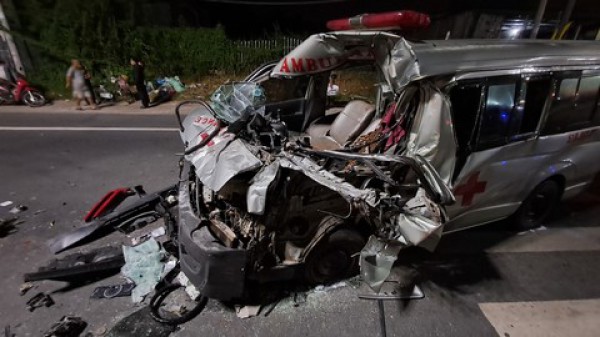 Xe cấp cứu tông đuôi xe tải chở bồn nước, 3 người bị thương Xe cấp cứu tông đuôi xe tải chở bồn nước, 3 người bị thương