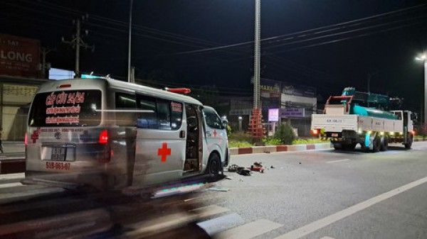 Xe cấp cứu tông đuôi xe tải chở bồn nước, 3 người bị thương