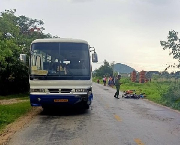 Xe chở công nhân tông tử vong 2 vợ chồng đi xe đạp điện