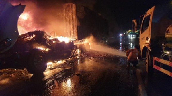 Xe container bất ngờ cháy rụi trên cao tốc Nội Bài - Lào Cai Xe container bất ngờ cháy rụi trên cao tốc Nội Bài - Lào Cai