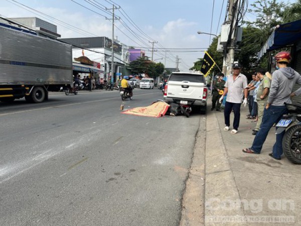 Xe container cán người đi xe máy tử vong rồi chạy khỏi hiện trường Xe container cán người đi xe máy tử vong rồi chạy khỏi hiện trường