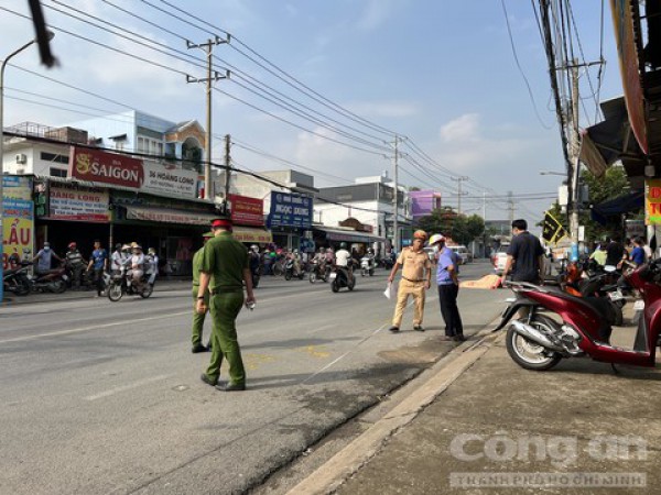 Xe container cán người đi xe máy tử vong rồi chạy khỏi hiện trường Xe container cán người đi xe máy tử vong rồi chạy khỏi hiện trường