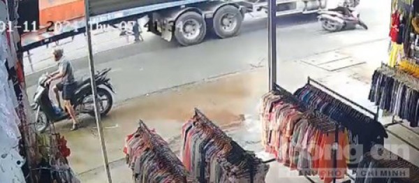 Xe container cán người đi xe máy tử vong rồi chạy khỏi hiện trường Xe container cán người đi xe máy tử vong rồi chạy khỏi hiện trường