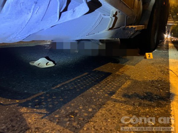 Xe container cán tử vong người đàn ông bán vé số