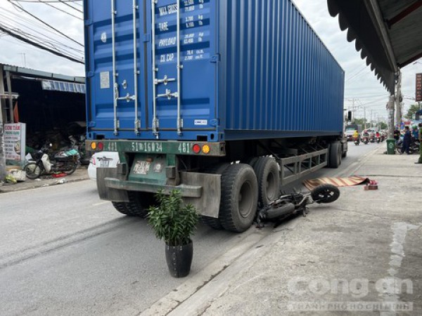Xe container cán tử vong người đi xe máy trên đường Nguyễn Duy Trinh