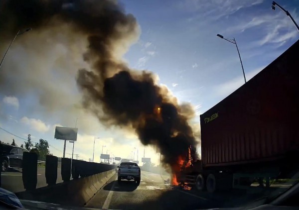 Xe container cháy ngùn ngụt trên cao tốc TPHCM-Long Thành- Dầu Giây