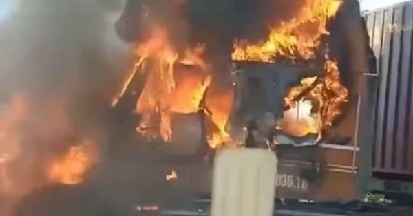 Xe container cháy ngùn ngụt trên cao tốc TPHCM-Long Thành- Dầu Giây