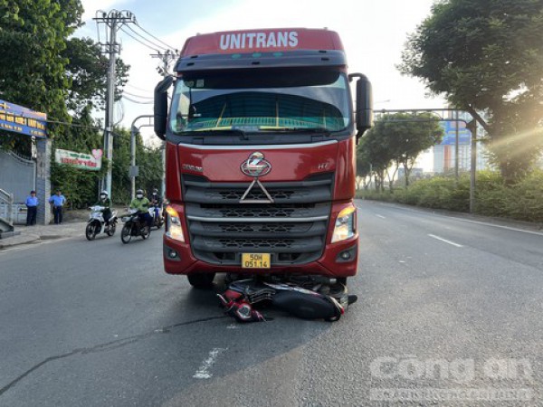 Xe container chuyển làn va chạm xe máy, người đàn ông bị cán tử vong