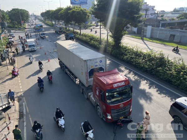 Xe container chuyển làn va chạm xe máy, người đàn ông bị cán tử vong