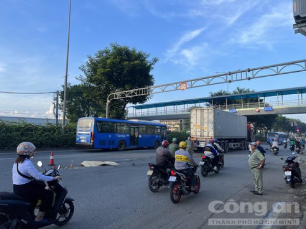 Xe container chuyển làn va chạm xe máy, người đàn ông bị cán tử vong