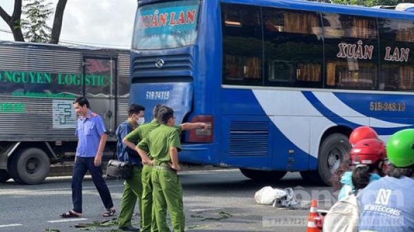 Xe container chuyển làn va chạm xe máy, người đàn ông bị cán tử vong