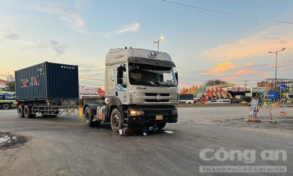 Xe container cuốn xe máy trước Bến xe Miền Đông mới, 4 người một gia đình nhập viện