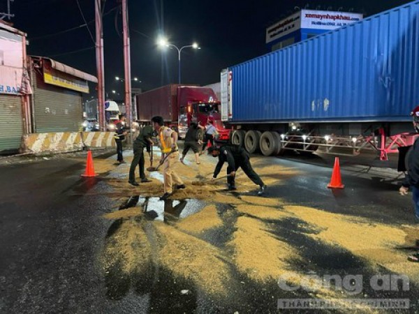 Xe container làm đổ dầu trên đoạn đường hơn 20km, người dân ngã xe hàng loạt