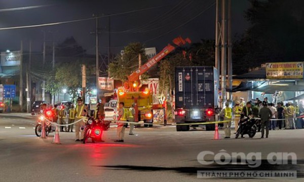 Xe container lao lên vỉa hè tông vào nhóm Dân phòng đang tuần tra, hai người thương vong