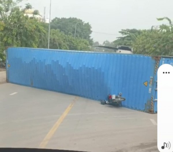 Xe container lật đè gãy đôi xe máy, nam thanh niên thoát chết thần kỳ Xe container lật đè gãy đôi xe máy, nam thanh niên thoát chết thần kỳ