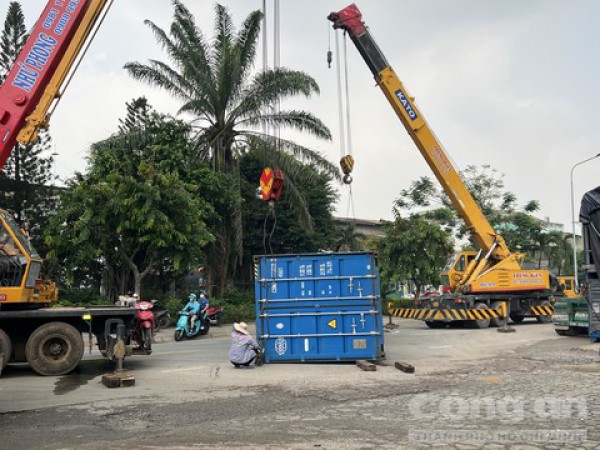 Xe container lật đè gãy đôi xe máy, nam thanh niên thoát chết thần kỳ Xe container lật đè gãy đôi xe máy, nam thanh niên thoát chết thần kỳ