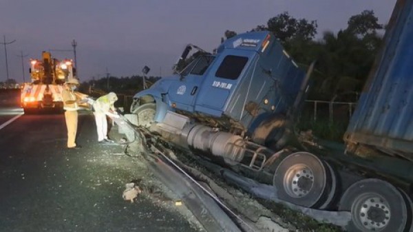 Xe container tông gãy hàng chục mét hộ lan, “bay” ra khỏi đường cao tốc