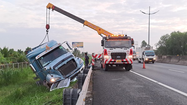 Xe container tông gãy hàng chục mét hộ lan, “bay” ra khỏi đường cao tốc
