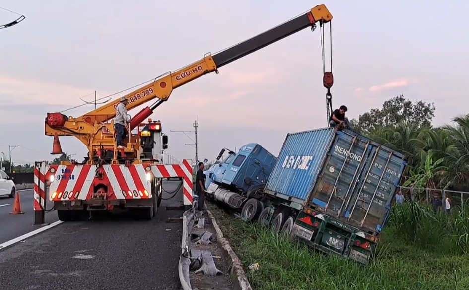 Xe container tông gãy hàng chục mét hộ lan, “bay” ra khỏi đường cao tốc