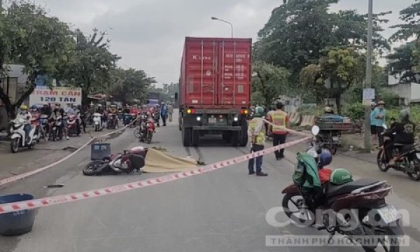 Xe container va chạm xe máy, nữ công nhân tử vong lúc sáng sớm Xe container va chạm xe máy, nữ công nhân tử vong lúc sáng sớm