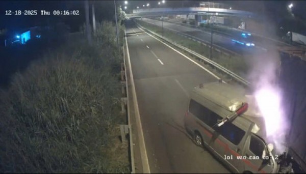 Xe cứu thương bốc cháy sau khi tông vào đuôi xe đầu kéo, 3 người tử vong Xe cứu thương bốc cháy sau khi tông vào đuôi xe đầu kéo, 3 người tử vong