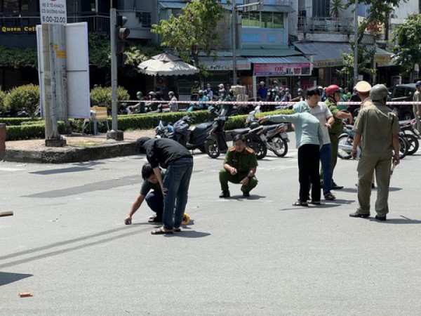 Xe đầu kéo cán chết người tại ngã tư Tân Thới Hiệp, giao thông ùn tắc