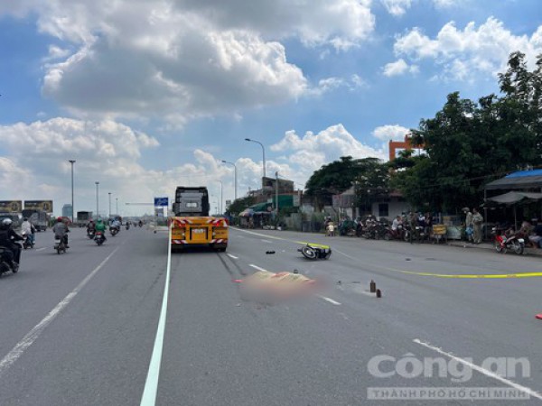 Xe đầu kéo chuyển làn va chạm xe máy, cán người đàn ông tử vong