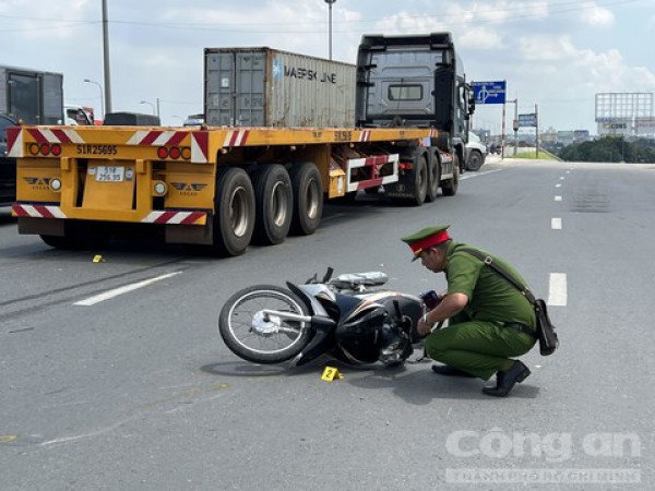 Xe đầu kéo chuyển làn va chạm xe máy, cán người đàn ông tử vong